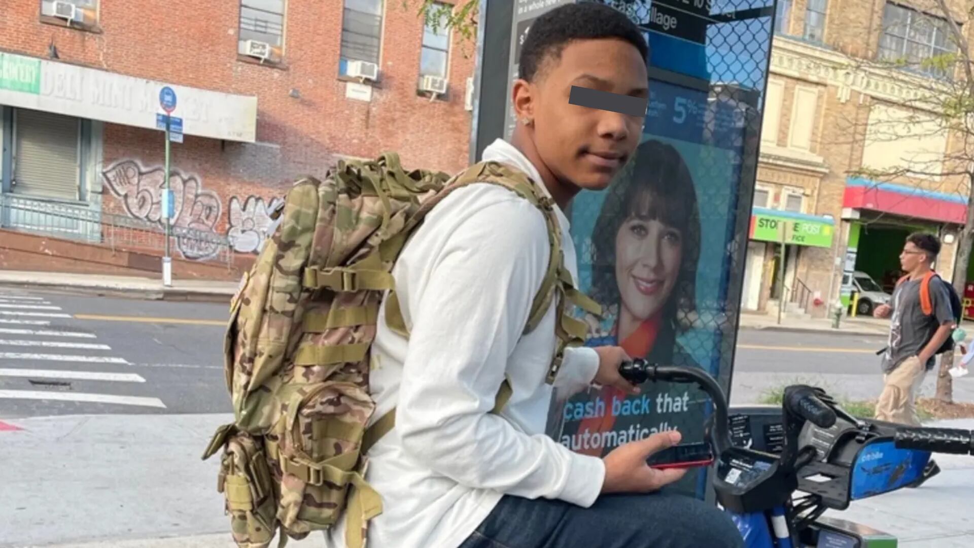 La muerte de un adolescente de 15 años mientras realizaba una actividad conocida como “surf en el metro” ha derivado en una demanda por homicidio culposo.  (nypost.com)