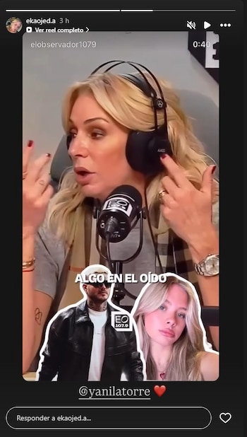 Mujer rubia con auriculares y micrófono en estudio de radio. Superpuestas, imágenes de un hombre con gorra y lentes, y de una mujer joven