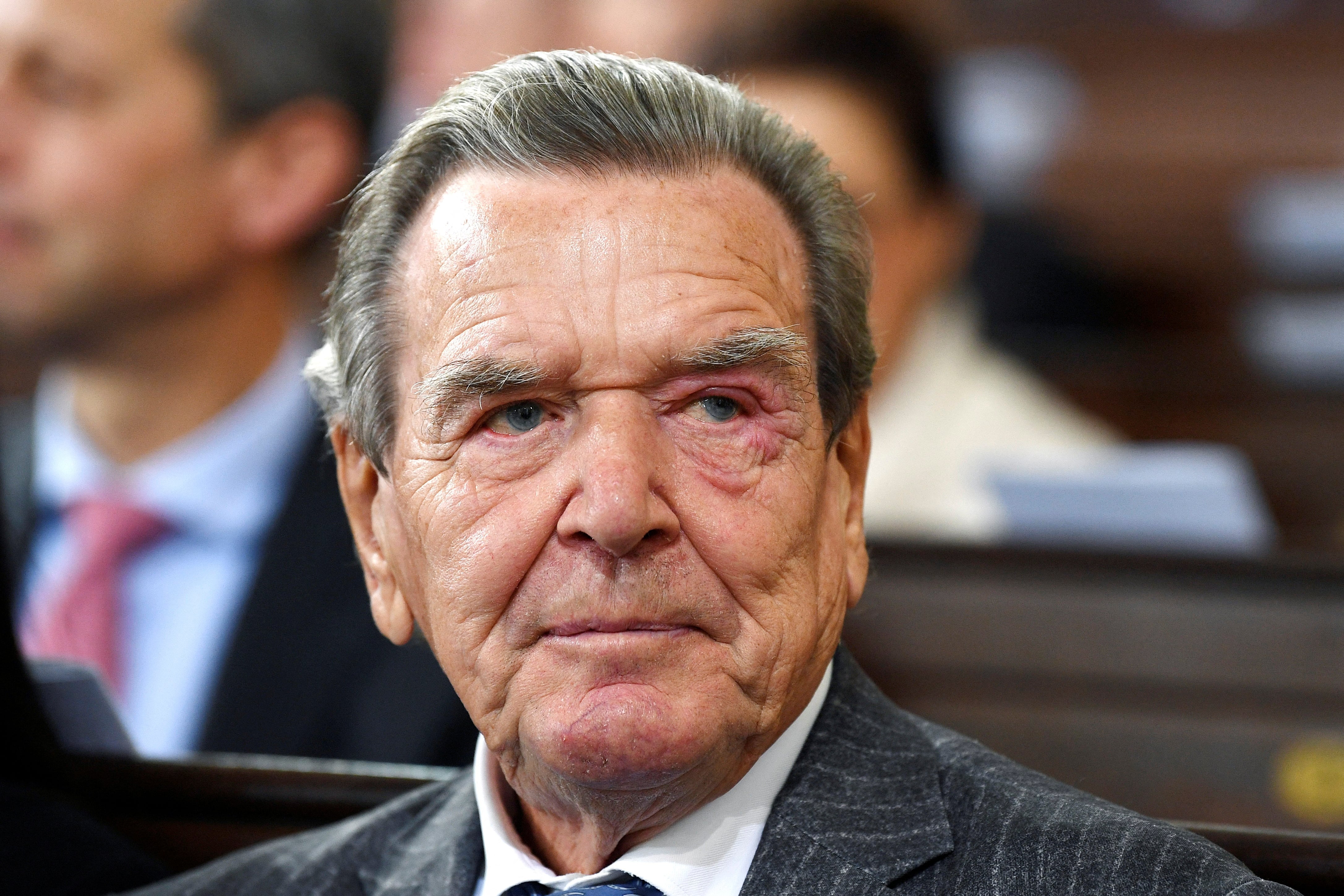 El excanciller alemán Gerhard Schröder asiste a un servicio ecuménico con motivo de la celebración de la reunificación alemana en la iglesia de San Miguel en Hamburgo, Alemania, el martes 3 de octubre de 2023. Gregor Fischer/Pool vía REUTERS