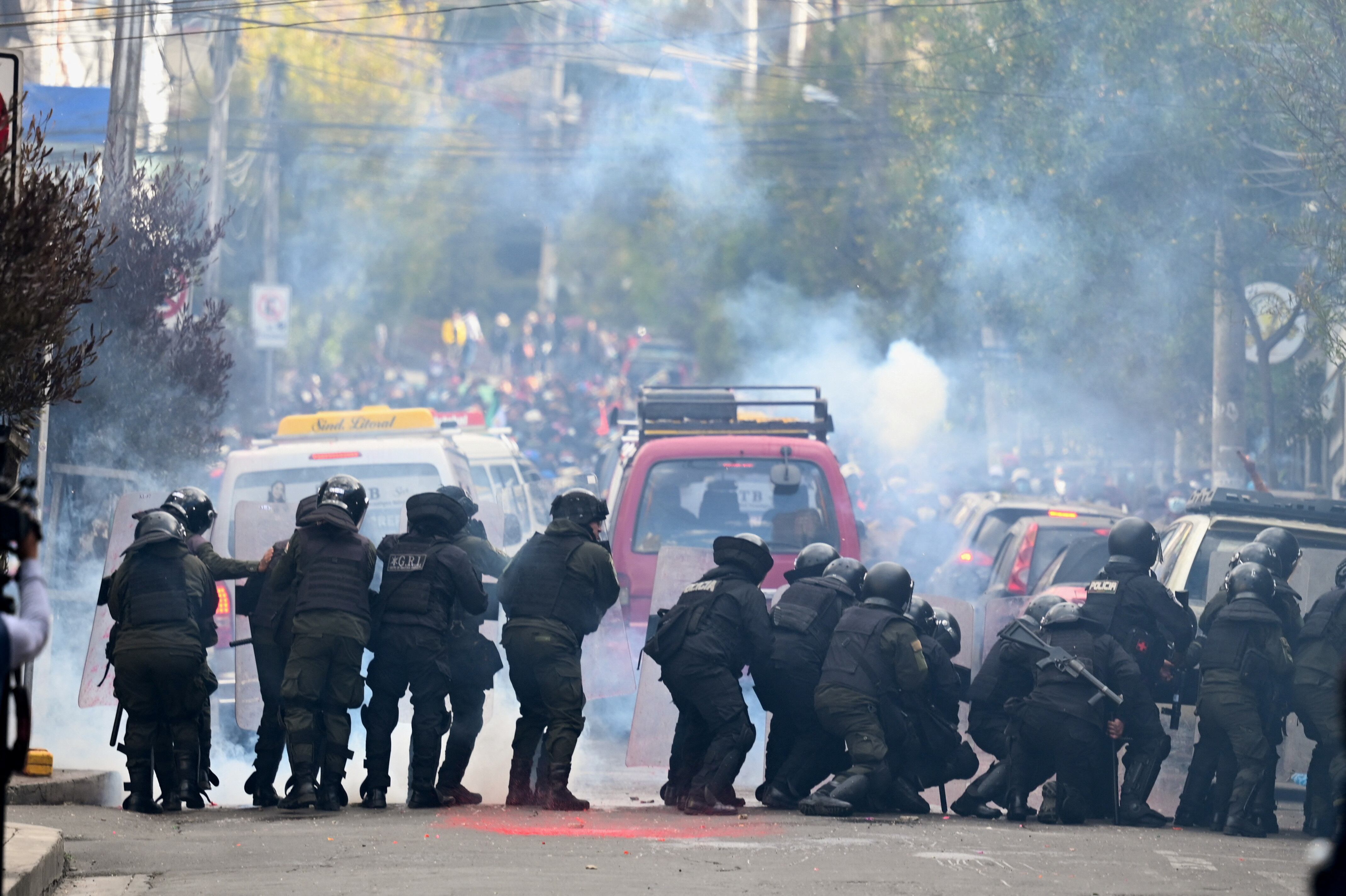 Agentes de la policía antidisturbios operan mientras partidarios del expresidente boliviano Evo Morales protestan exigiendo su candidatura, en La Paz, Bolivia, el 29 de mayo de 2025 (REUTERS/Claudia Morales)