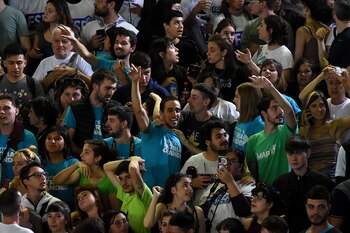 Decenas de jóvenes en el