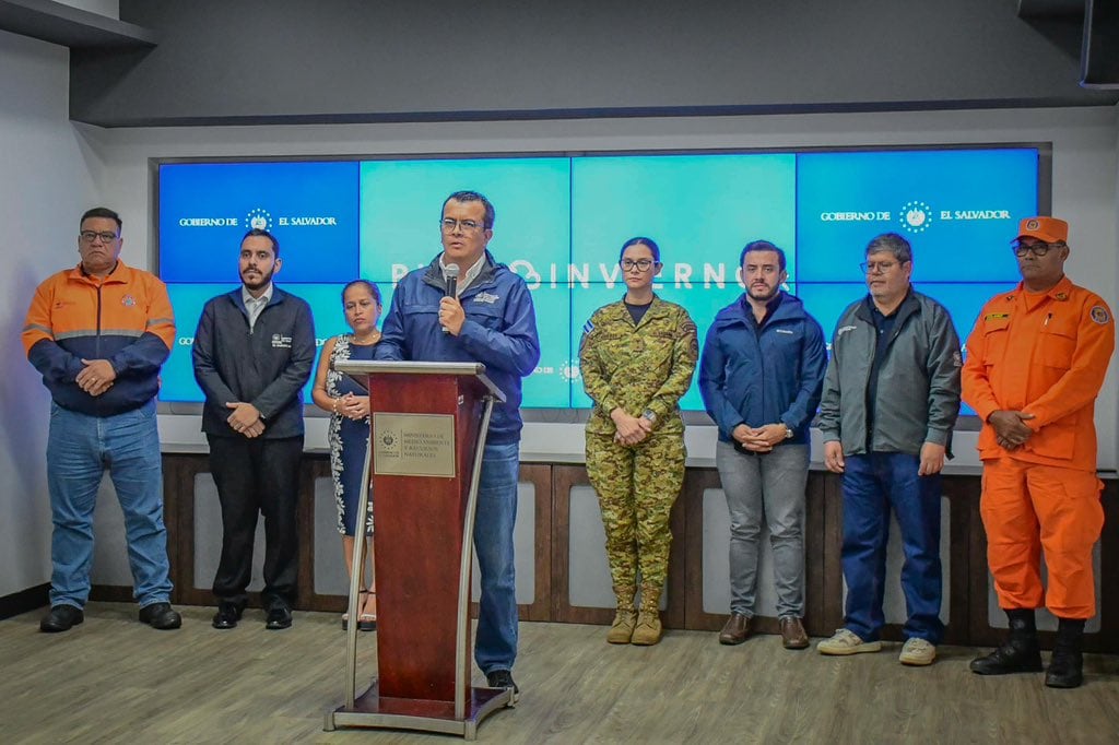 Funcionarios del gobierno de El Salvador presentan el balance de emergencias atendidas y las acciones del Plan Invierno tras el paso de la depresión tropical Cristina, durante una conferencia de prensa en San Salvador (Cortesía Secretaría de Prensa).