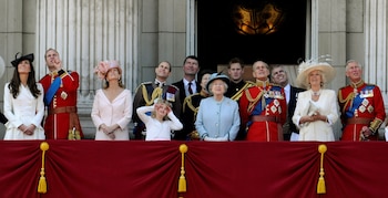La reina Isabel de Gran Bretaña y su esposo, el príncipe Felipe, observan con miembros de la familia real un desfile aéreo desde el balcón del Palacio de Buckingham tras asistir a la ceremonia de Trooping the Colour en el centro de Londres, Gran Bretaña, el 11 de junio de 2011. REUTERS/Dylan Martinez/Archivo