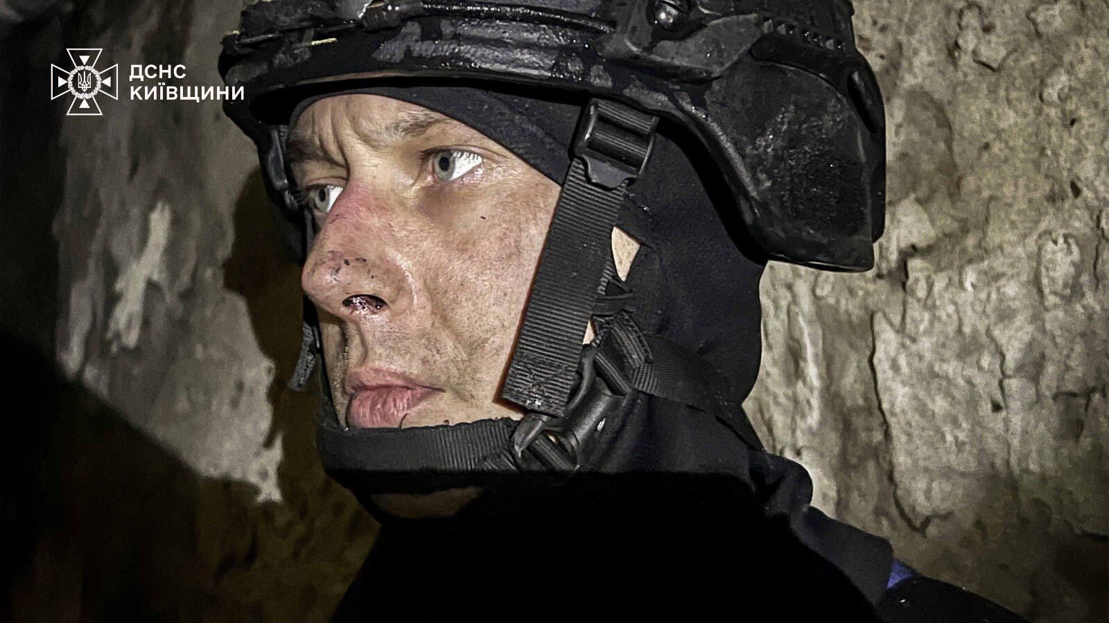 Un rescatista del equipo de mergencias ucraniano en acción (Servicio Estatal de Emergencias de Ucrania/Facebook)