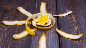 Los 5 usos que le puedes dar a la cáscara de limón en tu jardín: desde mejorar la calidad del suelo a evitar las plagas de insectos en verano