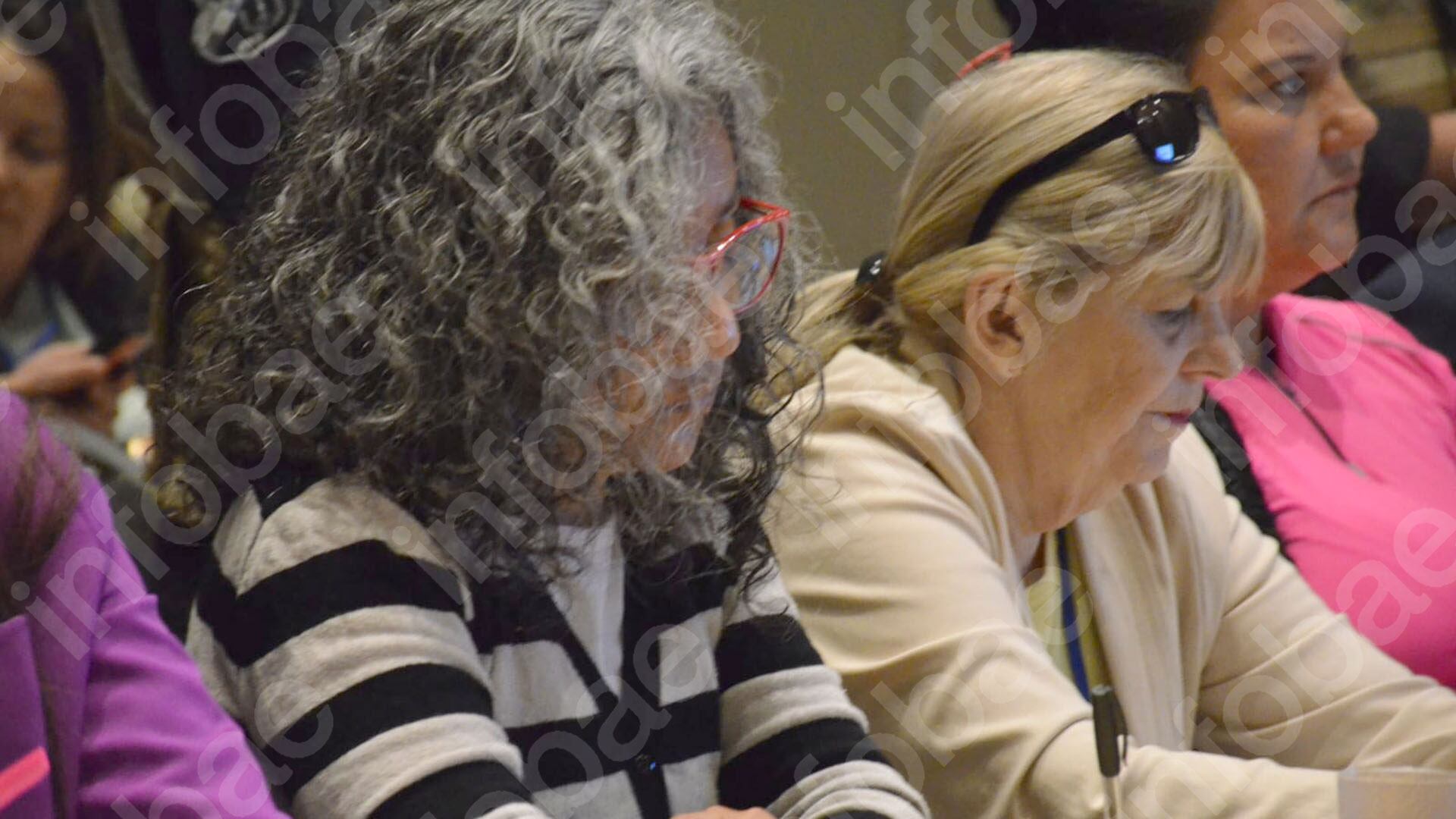 Marcela Acuña usó el cabello suelto y bajó la vista ante los flashes