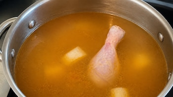 Una madre cubana convierte una pierna de pollo regalada en caldo para cinco personas