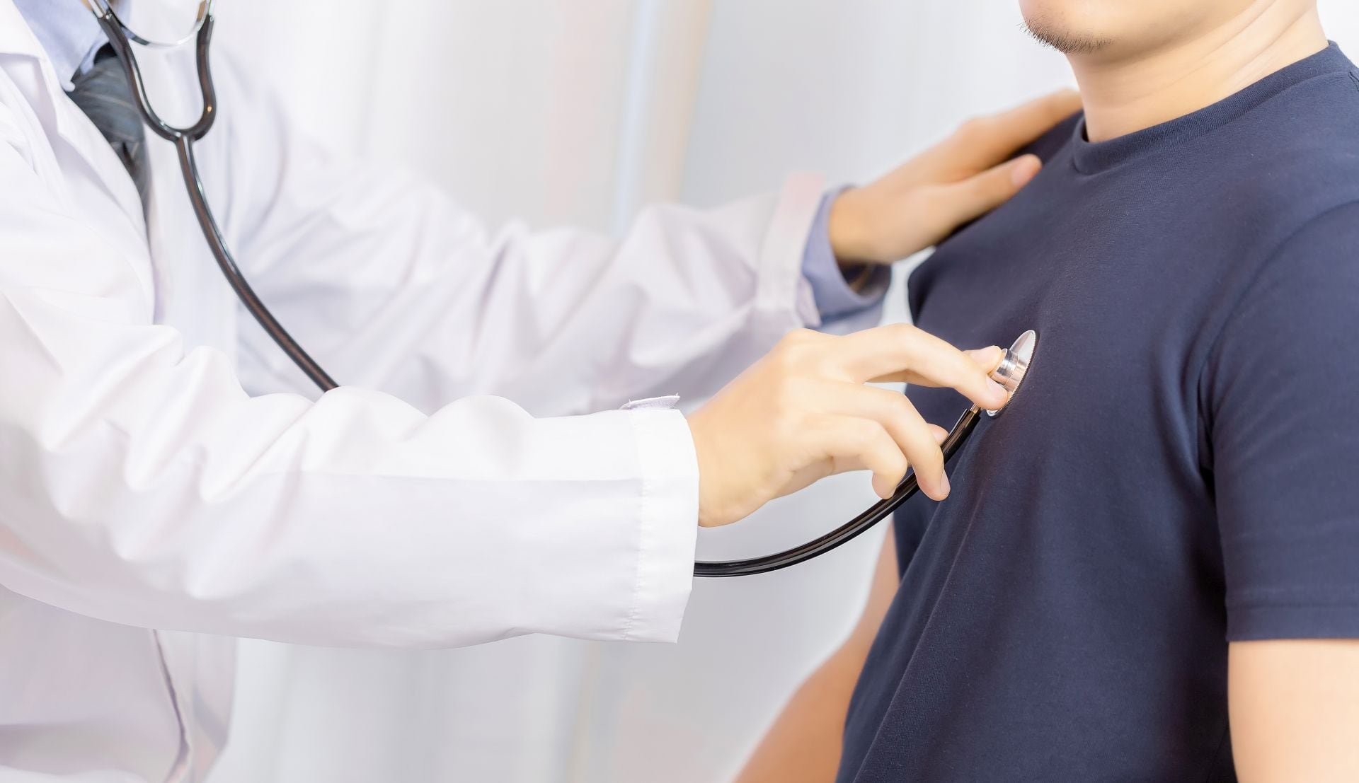 Una modificación en el Código Penal eliminaría la punibilidad para médicos tratantes que respeten la voluntad de pacientes terminales bajo las condiciones establecidas en la ley. (Freepik)