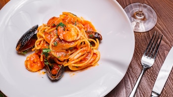 Receta de pasta con salsa de tomate y mejillones, una delicia con sabor marinero para disfrutar cualquier día de la semana