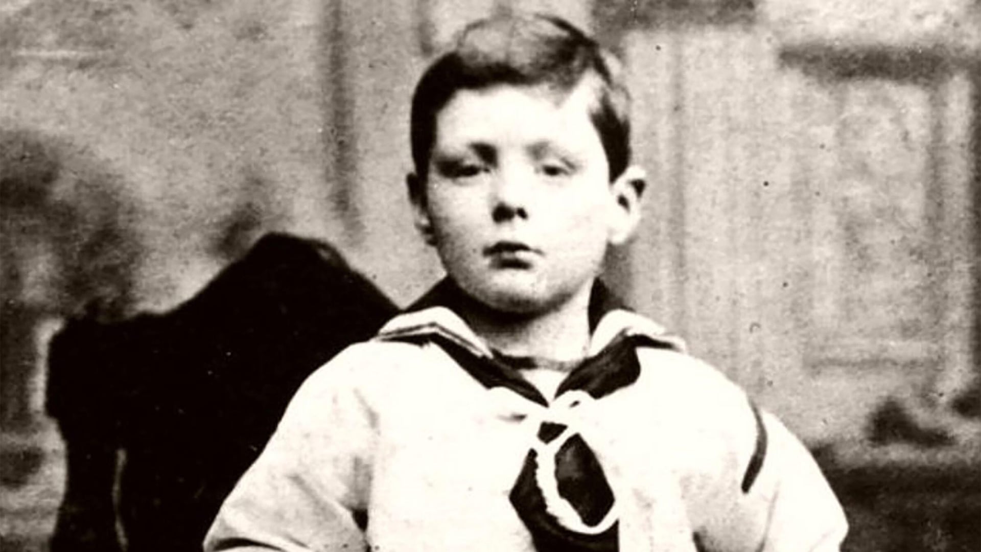 La foto acertijo: ¿quién es este niño que jugaba con una colección de 1500 soldaditos y terminó siendo Primer Ministro?