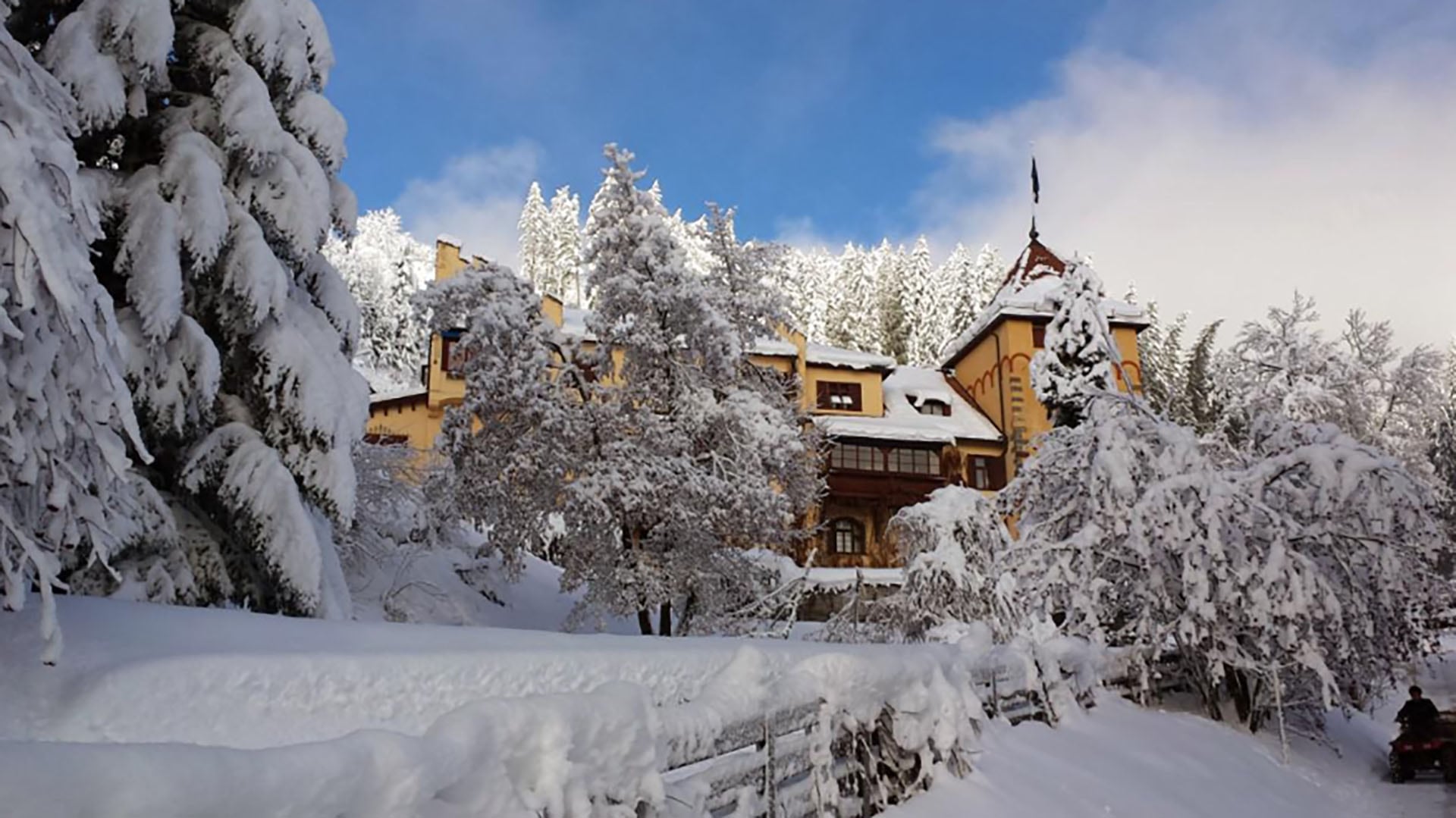 Valcastello Chateau & Polo Club, una elegante mansión del siglo XIX situada entre San Candido y Dobbiaco, tiene vistas a la cadena montañosa Las Dolomitas