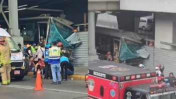 Bus del Metropolitano empotrado contra estructura metálica, con parabrisas roto. Se ven bomberos, personal de emergencia, civiles y una ambulancia