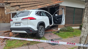 Violenta persecución y tiroteo en Bernal: dos delincuentes murieron tras intentar fugarse y chocar contra una casa