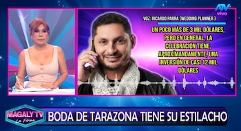 Magaly Medina en un set de televisión, escribiendo en un escritorio. A la derecha, el wedding planner Ricardo Parra sonríe y habla por teléfono, con un gráfico de audio y texto