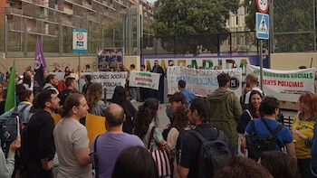 Trabajadores de institutos de L'Hospitalet (Barcelona) critican la presencia de Mossos en centros