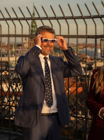 El rey Federico X de Dinamarca observa el eclipse en la Torre Redonda de Copenhague (Instagram)