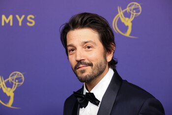 Diego Luna asistió al funeral con Marina de Tavira, mostrando su cercanía familiar (Reuters)