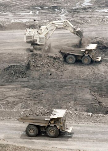 Un camión minero cargado con