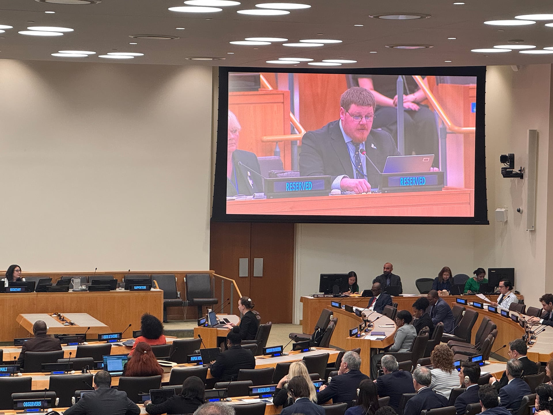 el isleño Michael Goss defendiendo la posición del Reino Unido en la ONU, (New York, Estados Unidos)