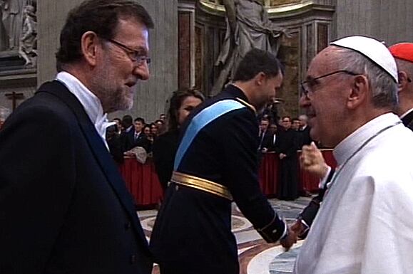 El expresidente del Gobierno Mariano Rajoy saluda al papa Francisco tras la misa solemne de inicio de su pontificado el 19 de marzo de 2013. (Pool Moncloa)