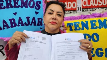 Angélica muestra la licencia de
