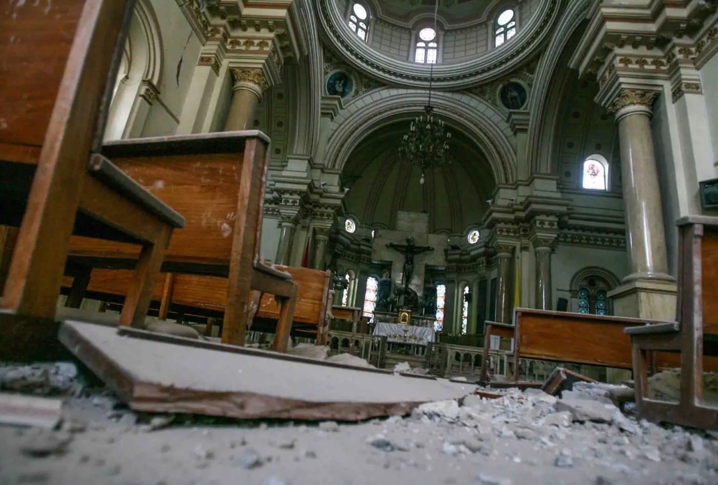 El interior de la iglesia principal de Pisco muestra daños en su estructura y escombros en el suelo tras el terremoto de 7.9 grados en Perú en 2007.