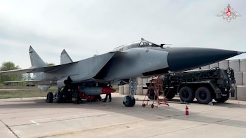 Un caza ruso MiG-31 con un misil hipersónico Kinzhal durante los ejercicios nucleares, una de las imágenes más destacadas del video difundido por el Ministerio de Defensa para mostrar la capacidad ofensiva de Moscú. (Russian Defense Ministry Press Service vía AP)