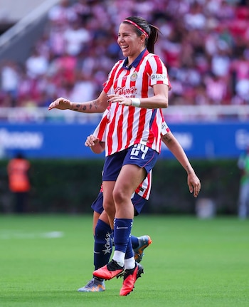 Alicia Cervantes con la playera de Chivas. (Chivas Femenil)