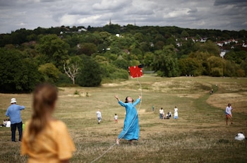 Una persona vuela una cometa
