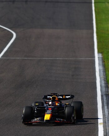 Checo Pares saliendo de los