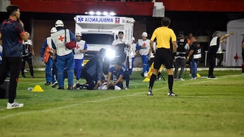 Jugador de Millonarios sufrió conmoción cerebral durante partido ante Cúcuta: salió en ambulancia y al rival solo lo amonestaron