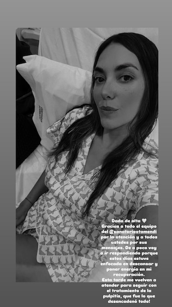 Imagen en blanco y negro de Floppy Tesouro recostada en una cama de hospital, vestida con un pijama estampado de conejos