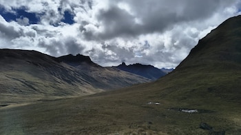 La denominación proviene de palabras quechuas relacionadas con las expresiones «entre las nubes» o «en la neblina» y «flor».