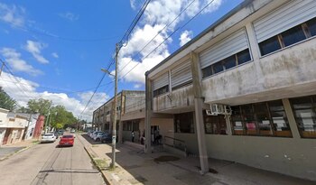 Un alumno llevó un arma a la escuela y le robó el celular a un compañero en La Plata