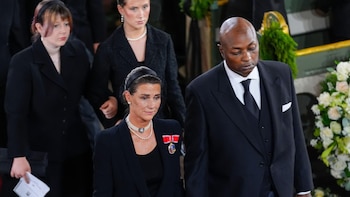 Durek Verrett arropa a Marta Luisa de Noruega en el funeral de Harald V tras someterse a un trasplante de riñón