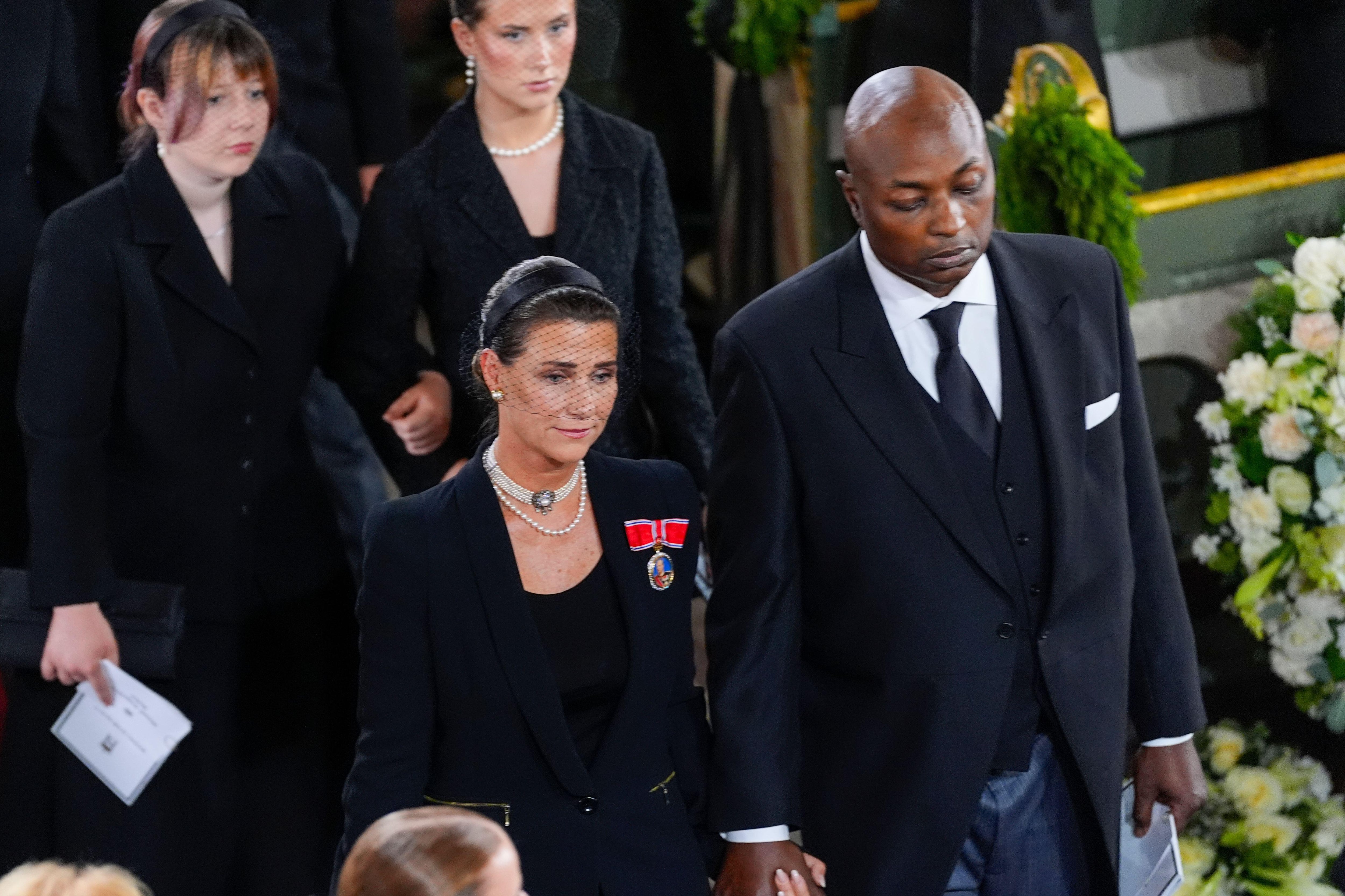 Marta Luisa acude con su marido y sus hijas al funeral de Harald V. (Montaje Infobae)