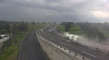 La carretera México–Veracruz permanece cerrada en ambos sentidos tras la explosión de la pipa.