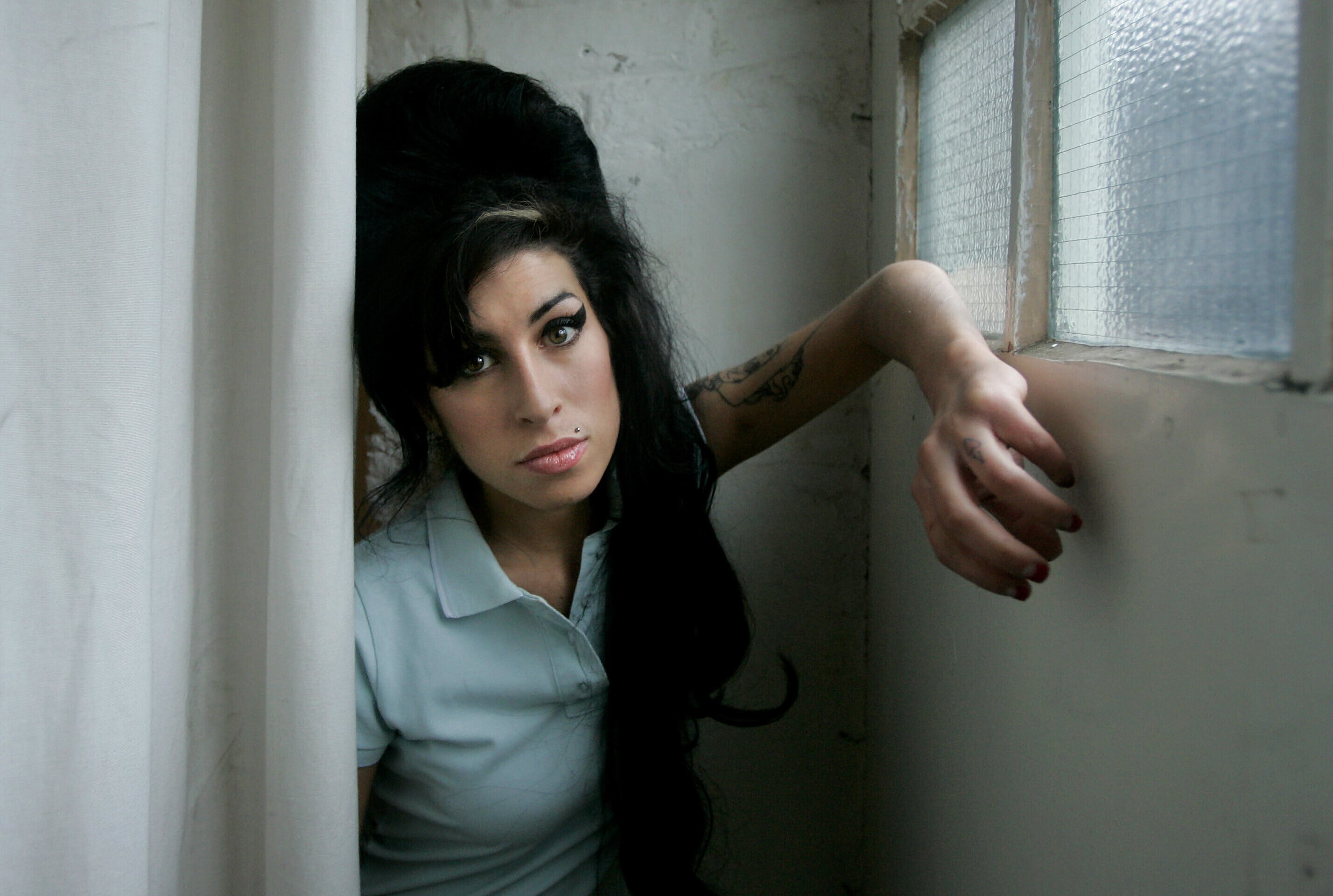 Exposiciones como Beyond Black: The Style of Amy Winehouse documentan el impacto cultural de su guardarropa y su lugar en la historia del diseño (Foto AP/Matt Dunham, archivo)