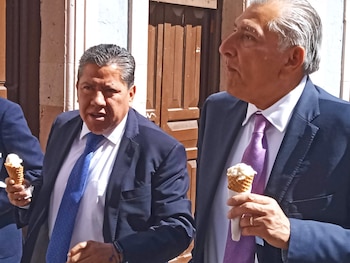 Adán Augusto fue increpado por simpatizantes de Ricardo Monreal, mientras se comía una nieve en compañía de David Monreal (Foto: captura de pantalla)