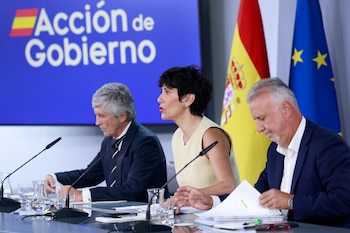 El ministro de Interior, Fernando Grande-Marlaska; la ministra de Inclusión, Seguridad Social y Migraciones, Elma Saiz; y el ministro de Política Territorial y Memoria Democrática, Ángel Víctor Torres. (EFE/ Chema Moya)