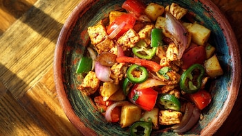 Platillo mexicano con pollo cocinado en salsa de jitomate, papas, pimientos y chiles verdes. - (Imagen Ilustrativa Infobae)