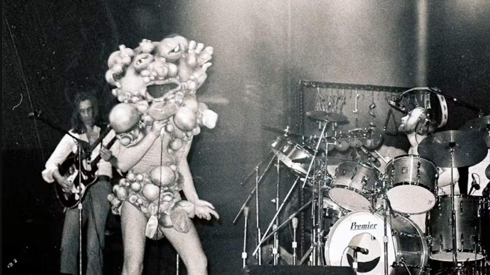 Genesis (con Peter Gabriel disfrazado) actuando en noviembre de 1974 (tony morelli/Wikimedia Commons, CC BY-SA)