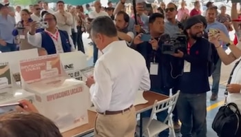 El mandatario estatal acudió a las urnas en medio de gritos y rechiflas. (Facebook/Sandra de los Santos)
