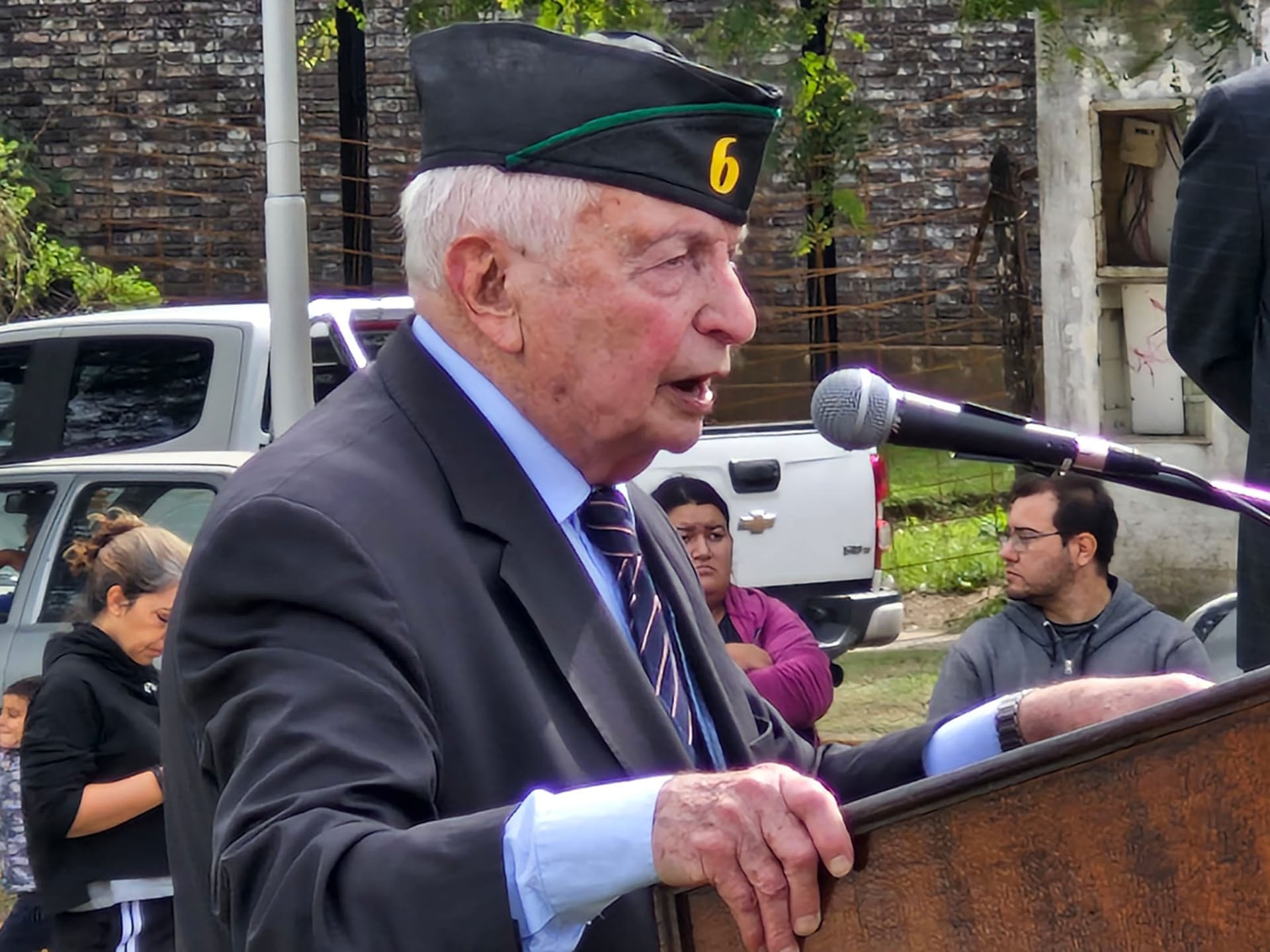 El general Jorge Halperín, jefe del regimiento durante la guerra de Malvinas, tomándoles juramento nuevamente a sus viejos soldados