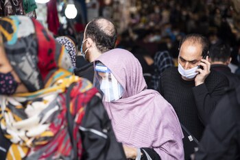 22/02/2021 Una mujer camina por