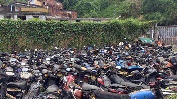 向被遗弃在亚美尼亚庭院中的 1,765 辆摩托车的车主发出最后通牒