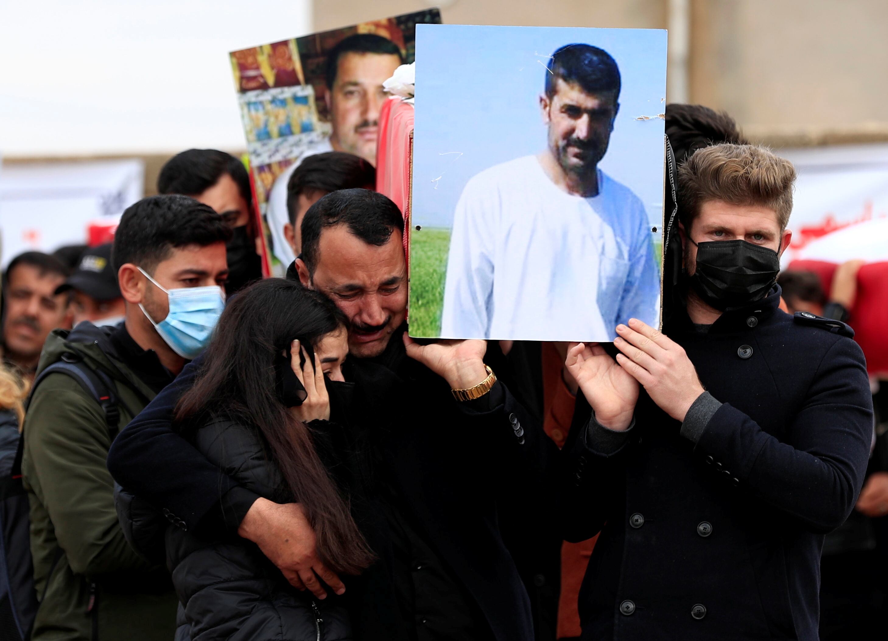 La Premio Nobel de la Paz Nadia Murad e integrante del pueblo yazidi en el funeral de víctimas del Estado Islámico 2021. REUTERS/Thaier al-Sudani