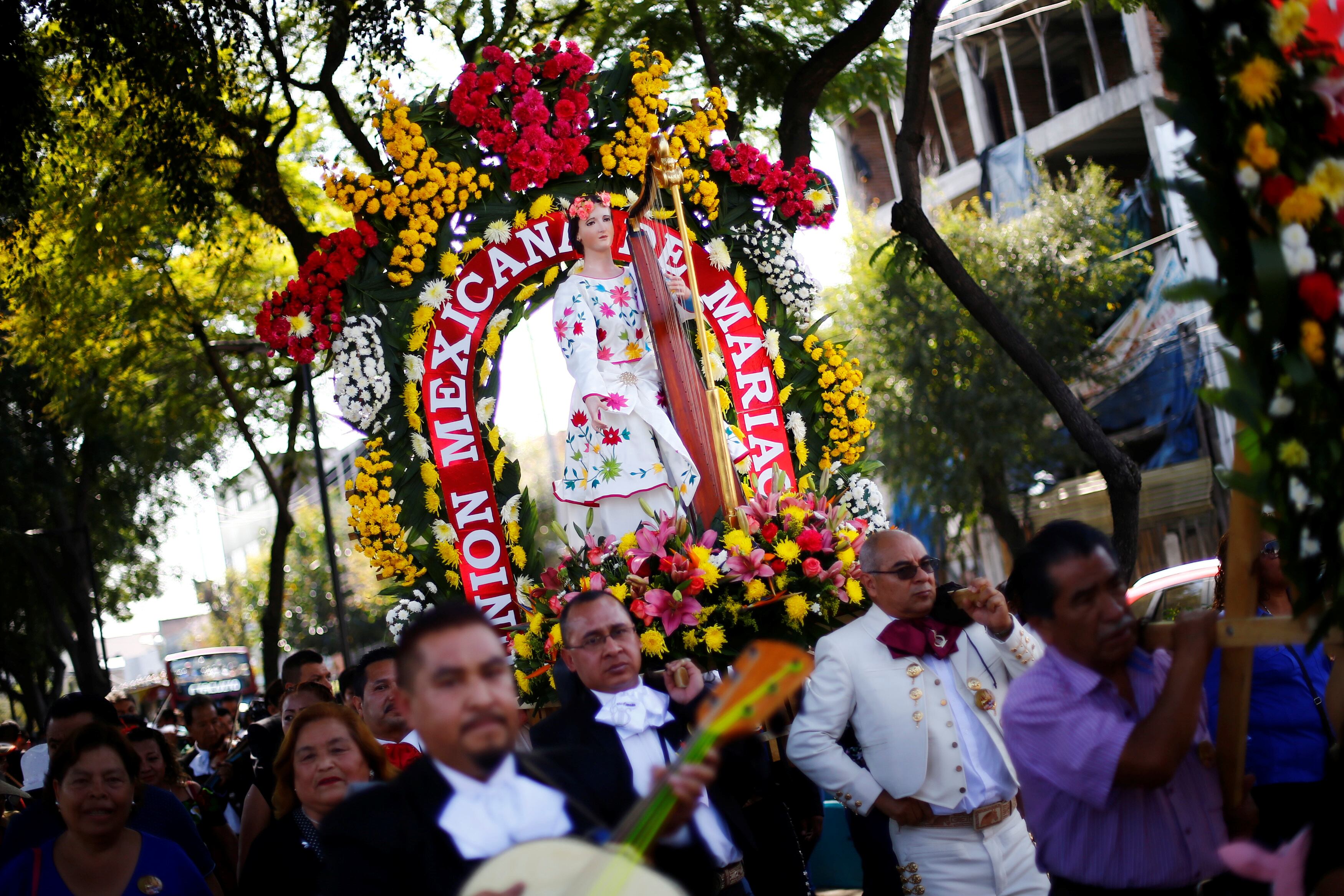 Mariachis participan en una procesión para celebrar a Santa Cecilia, patrona de los músicos, en la Ciudad de México, el 22 de noviembre de 2019 (REUTERS/Edgard Garrido)