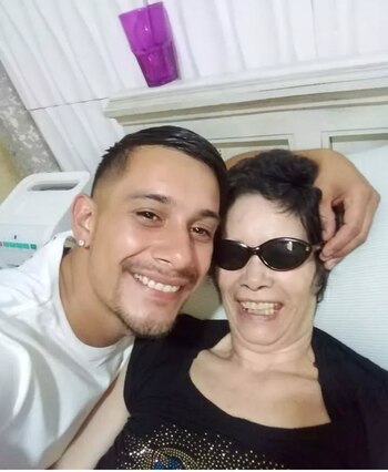 Kiven en una foto junto