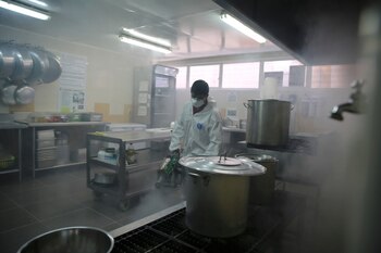 Internos sanitizan áreas comunes
Foto: @GobCDMX